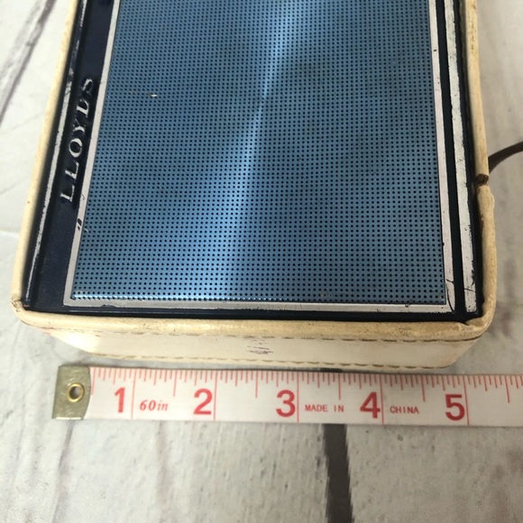 Vintage Lloyd's 8 Transistor AC/Battery Radio - Picture 6 of 13